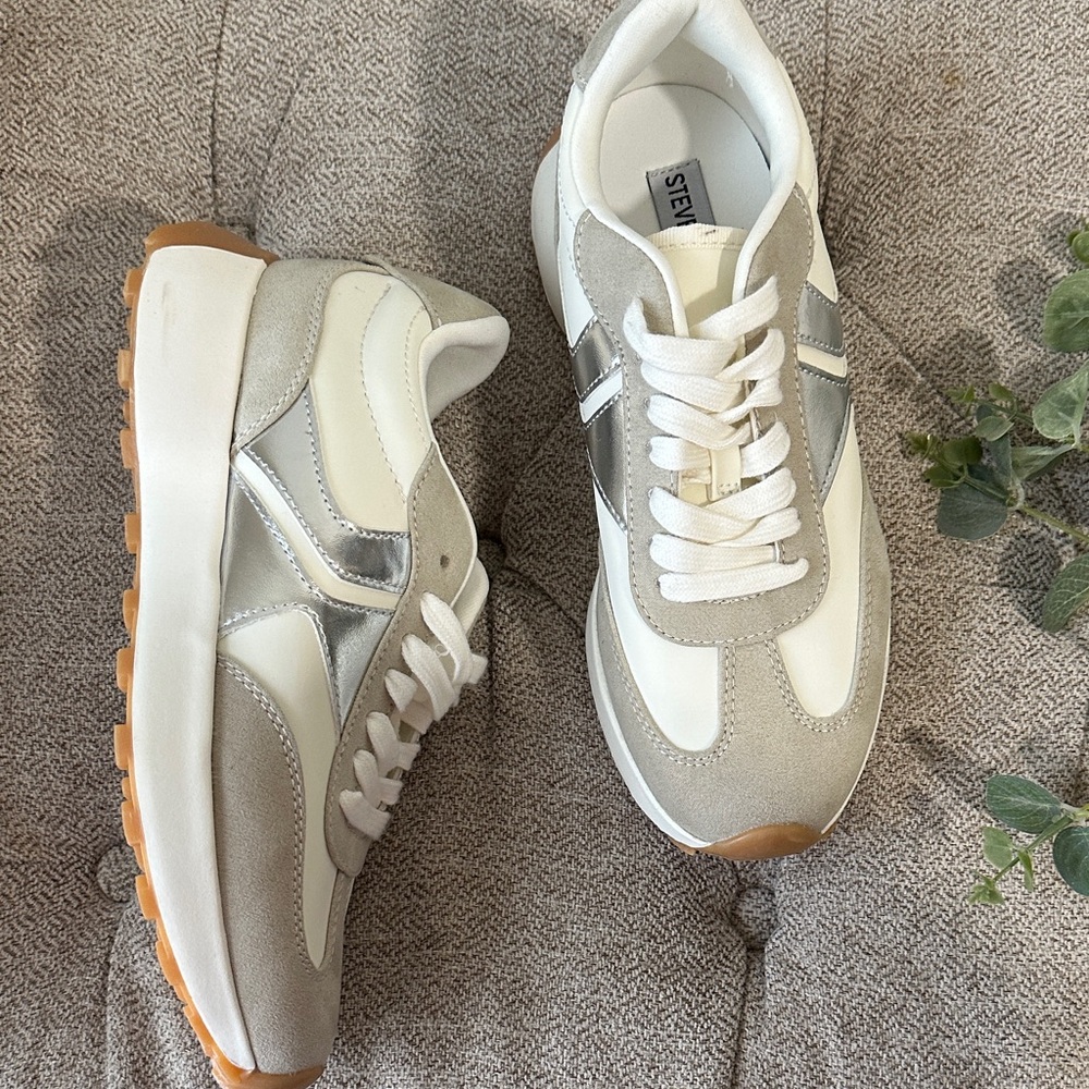 Steve Madden Women's Sneakers in White and Silver